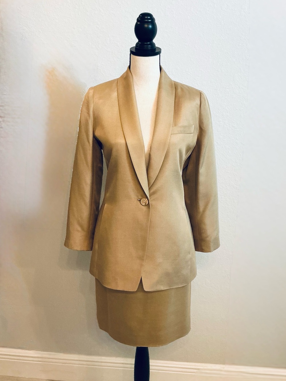 DANA BUCHMAN, Women's Silk Blend Blazer (Sz 6P) & Skirt Set (Sz 8P) Gold/Tan EUC